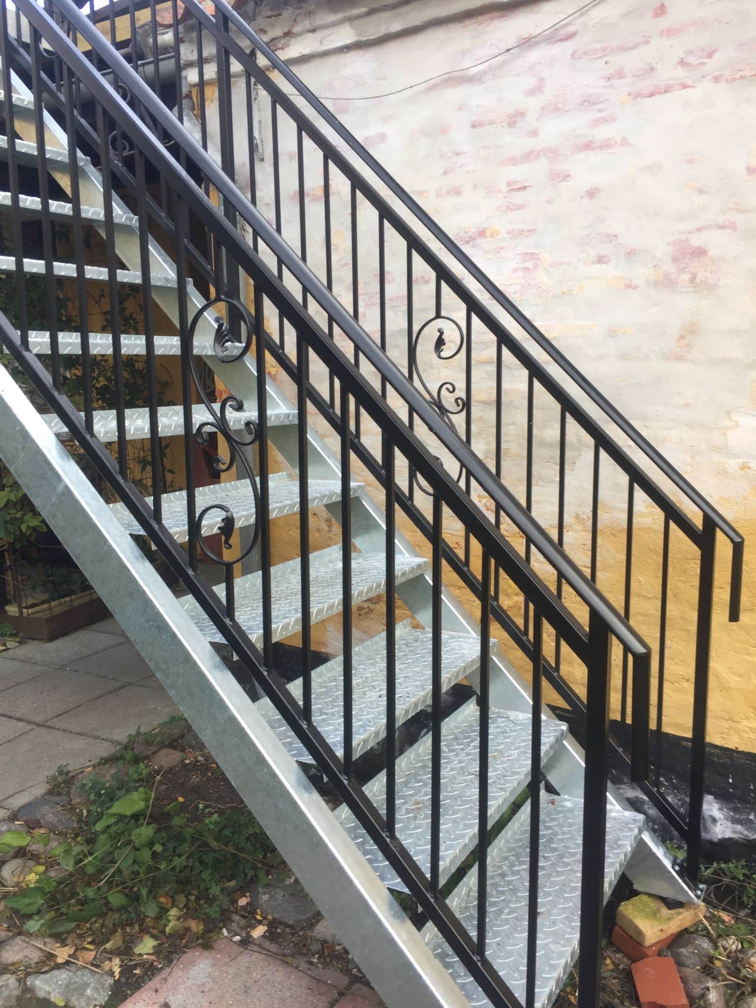 Smedejernsgelænder på en udendørs trappe